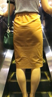 黄色包臀裙少女上电梯