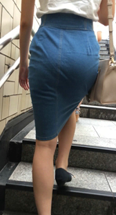 紧身包臀牛仔裙少女