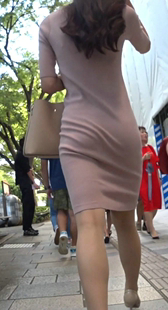 紧身粉色连衣裙少女