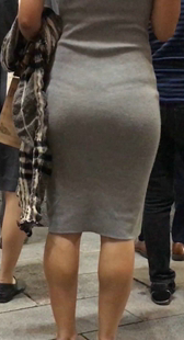 紧身灰色连衣裙小姐姐