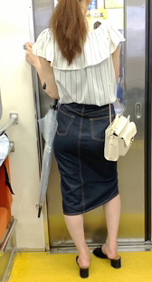 七分牛仔裙长发少妇