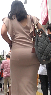 紧身连衣短裙透内痕妹子