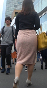 紧身粉色蕾丝裙高跟少妇