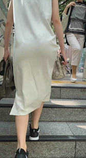 紧身贴臀短裙少妇