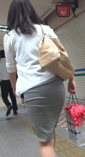 灰紧包臀裙紧内痕妹子