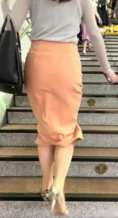 橘黄七分裙高跟妹子