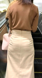 脸庞清秀臀部有弹性女人