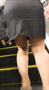 楼梯攀爬紧身裙OL