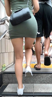 绿色紧身迷你连衣裙屁股