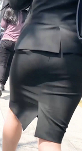 女大学生的屁股两个带伞的OL