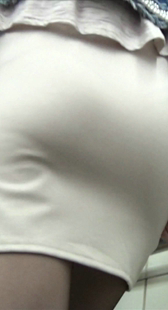 一位了解臀部线条的女大学生