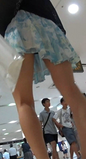 碎花迷你裙女孩真性感