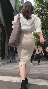 臀部在干净整洁的OL左右移动的状况