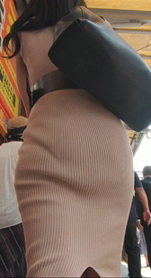 针织连衣裙紧贴身体小姐姐