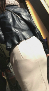 贴身短裙翘臀少妇