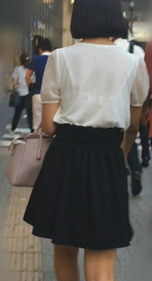 薄生地ブラウスの女子