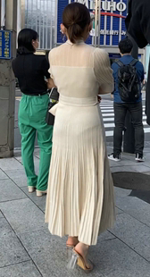 小柄な白ワンピースお姉