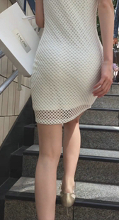 贴臀连衣裙性感少妇