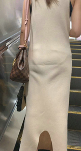 ピッタリした洋服にパッ