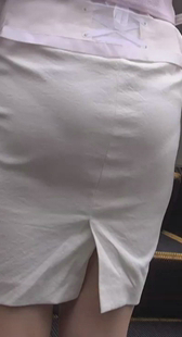 突き出すカ女子大生