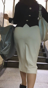 ッカいお尻をさらすOL