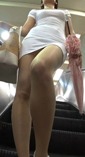 屁股的“裂缝”是惊人的，绝望地被性感美女的极端挑衅