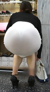 白裙透丁字裤胸器美女