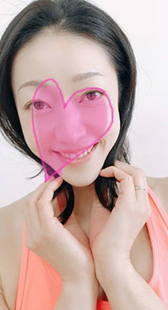 美丽的教练以清洁感进行的瑜伽