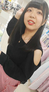 抚摸长发优雅的她