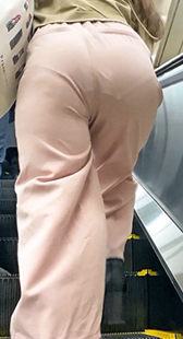 西裤迫力の肉尻OL美女