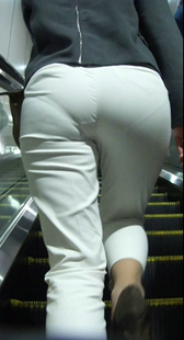 整洁的妹妹的白色皮塔饼是透明的