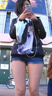 牛仔短裤哈密臀部伸出