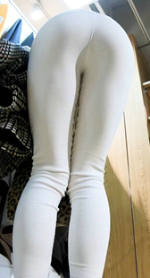 粉红色丁字裤露出漂亮的对接线