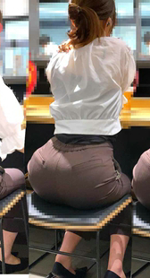 奇特的突き出し尻お姉