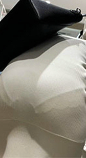 で縁下着が透けOL