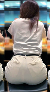 白色裤子屁股线露出姐姐