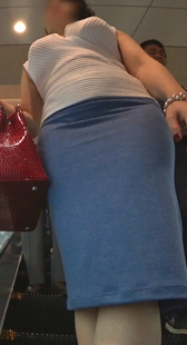 贴臀大屁股胸器少妇