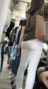 その緩い曲線を描美臀少女