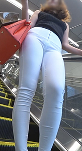 色気ムン卑鄙に透ける赤