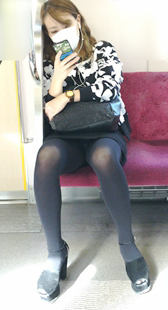 黑丝短裙黄发美女