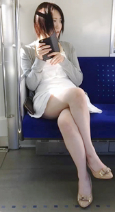 地铁高跟短裙性感美腿