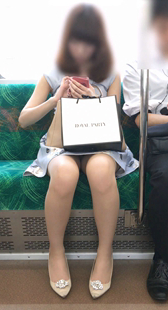 花裙大长腿短发妹子