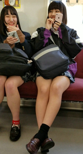 性感短裙学生妹两枚