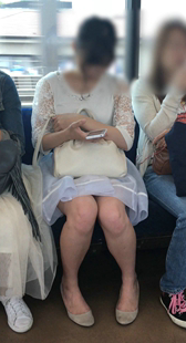 花裙妹子玩手机