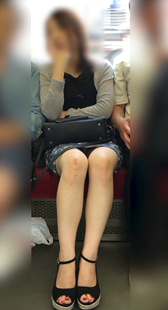 地铁超短裙大长腿妹子