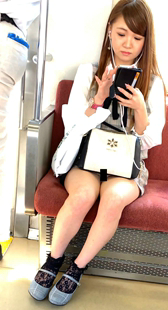 地铁性感短裙长发美女