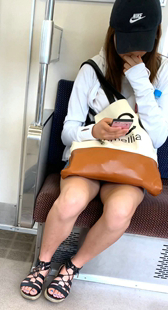 地铁短裙妹子玩手机