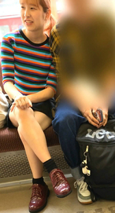 地铁黑短裙黄发小情侣