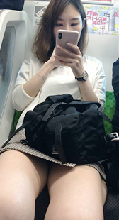 性感条纹超短裙大美女