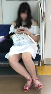 地铁性感白短裙少妇